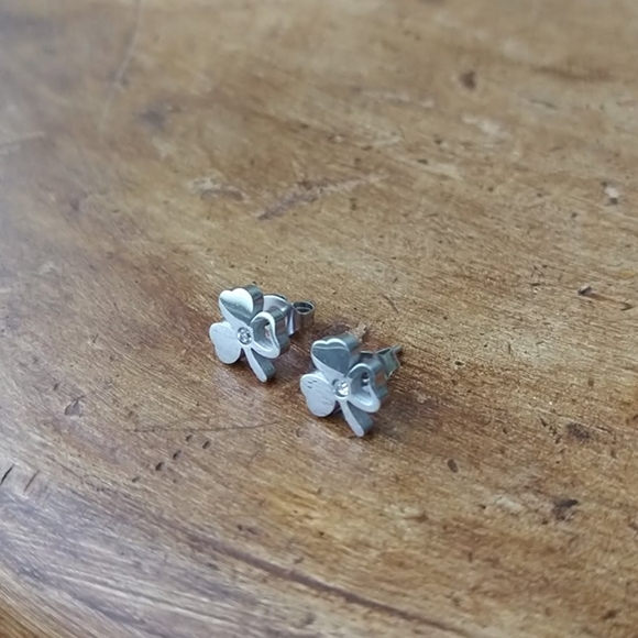 White Rhodium Clover Leaf earrings - Picture 4 of 4
